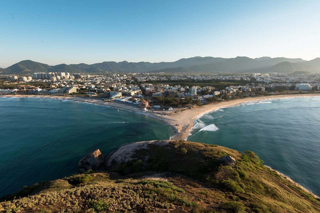 Vista aérea da praia do Recreio dos Bandeirantes com a cidade ao fundo