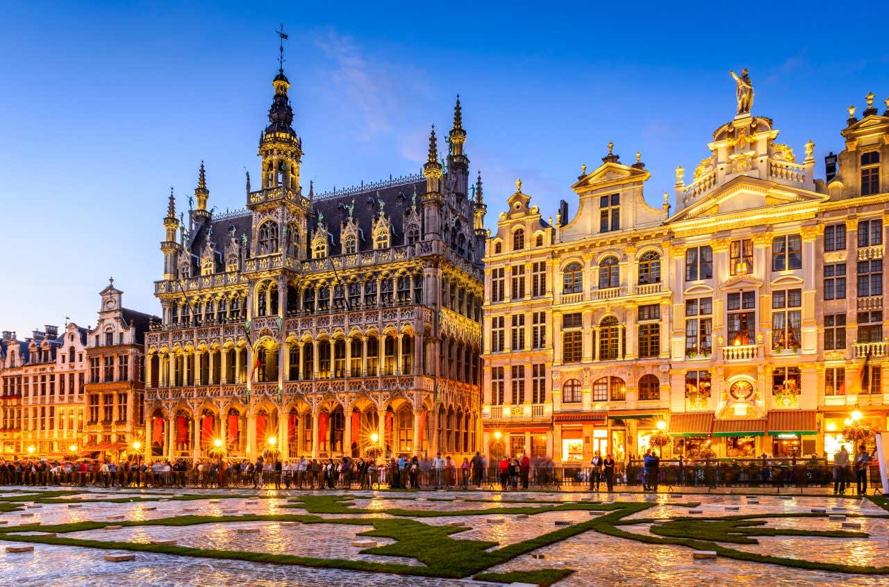 La Grand-Place de Bruxelles illuminée le soir, une des meilleures visites à faire en Belgique