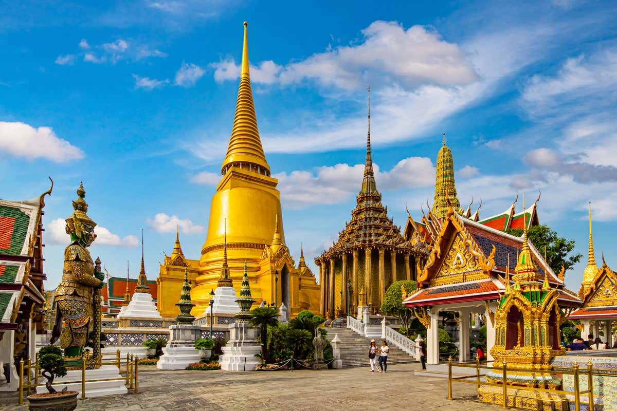 Vista panorámica del Wat Phra Kaew en un día despejado, uno de los lugares que ver en Bangkok