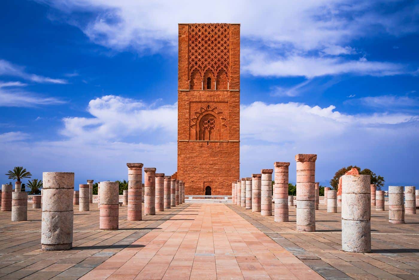 Una piazza aperta con una torre e delle colonne a Rabat