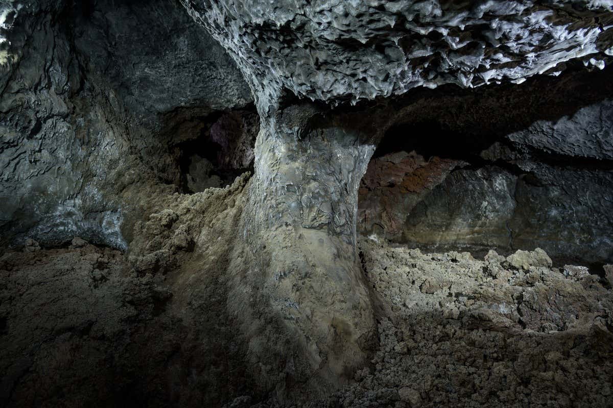 Tubo volcánico de lava en la Cueva de las Palomas, en La Palma