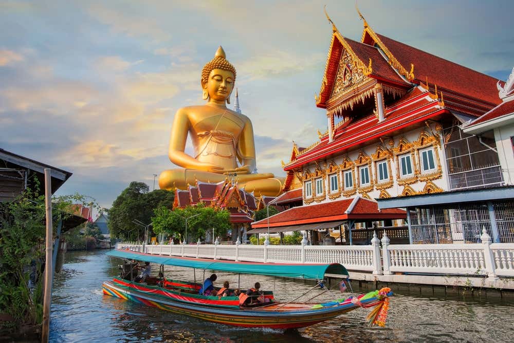 Templo Wat Paknam junto al río Chao Phraya de Bangkok