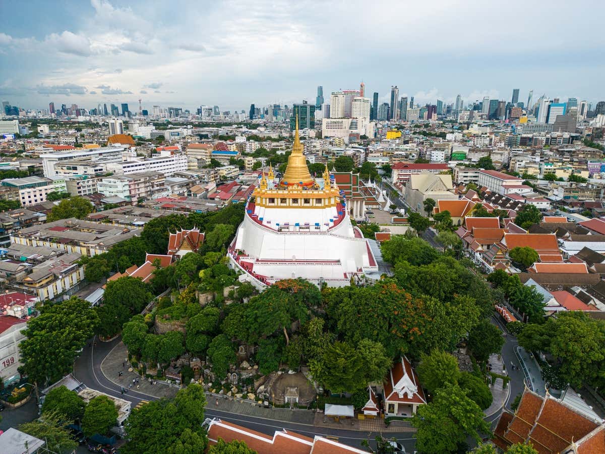 Vista panorámica del templo Wat Saket con la ciudad de Bangkok de fondo