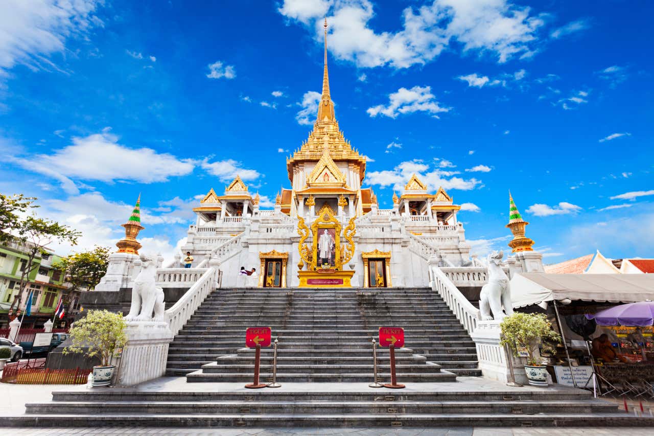 Vistas del templo Wat Traimit en un día despejado