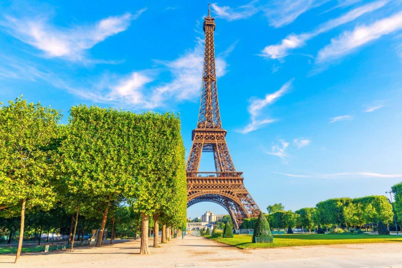 La Torre Eiffel vista desde el Campo de Marte en un día soleado