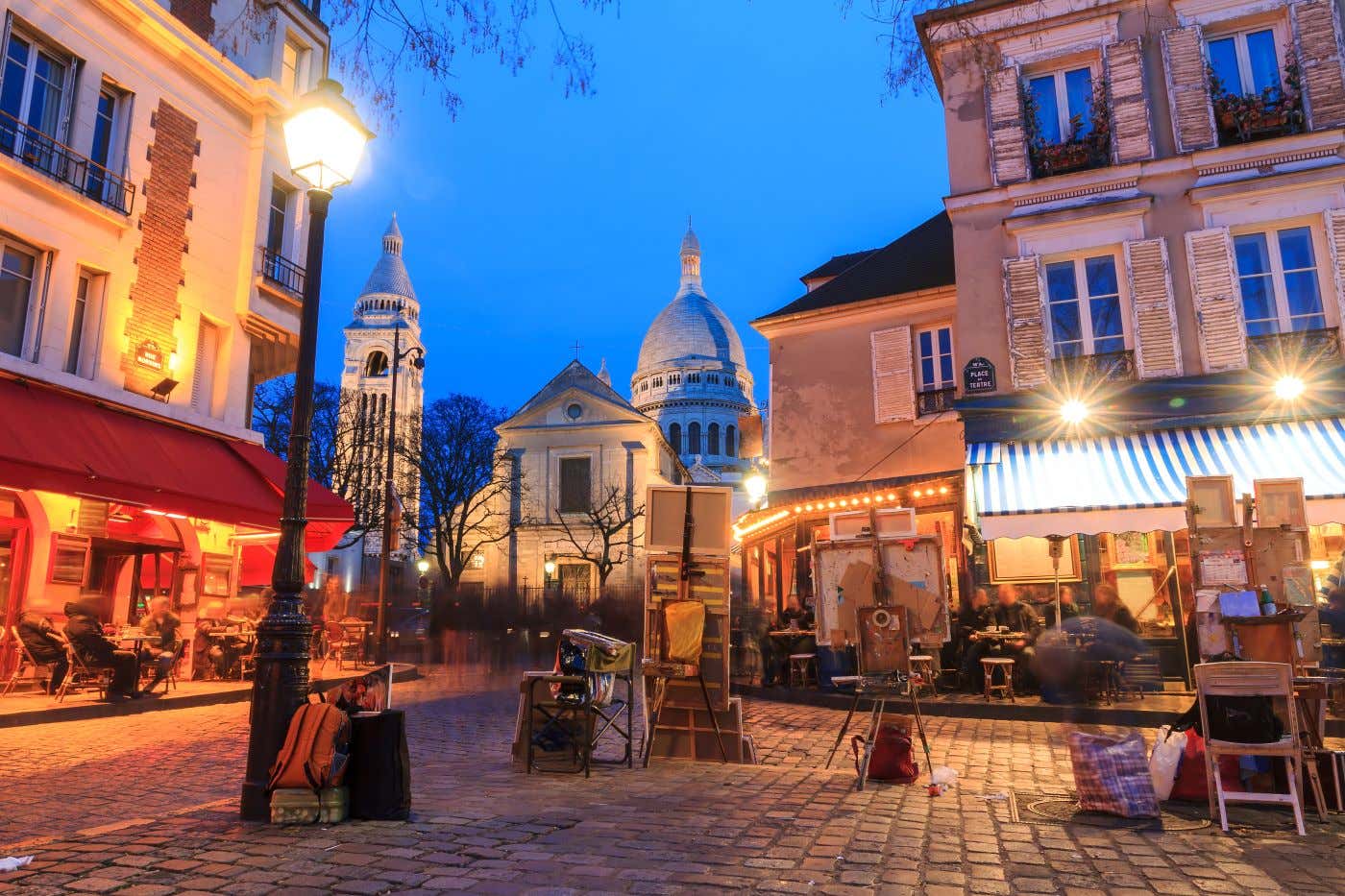 I cavalletti degli artisti durante un pomeriggio in Place du Tertre