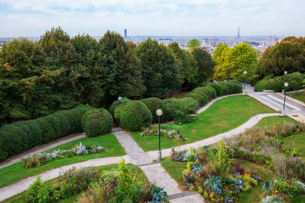 Unos jardines con la vista de la ciudad de París