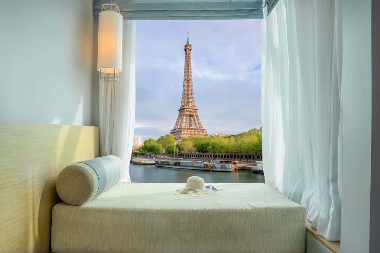 Una habitación en París con la vista a la Torre Eiffel