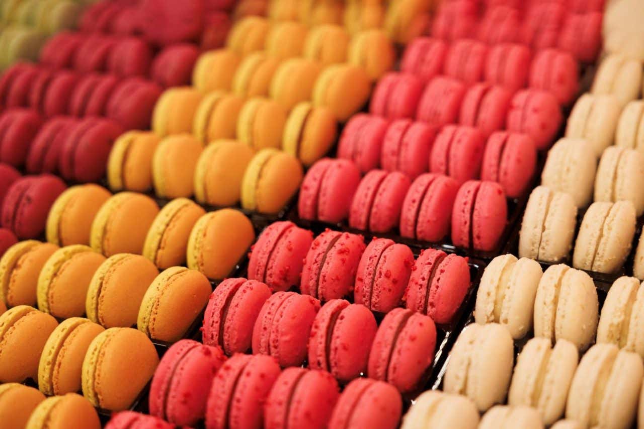 Varios macarons en línea tomados en primer plano