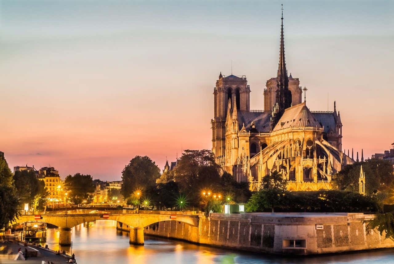La vista de Notre Dame al atardecer
