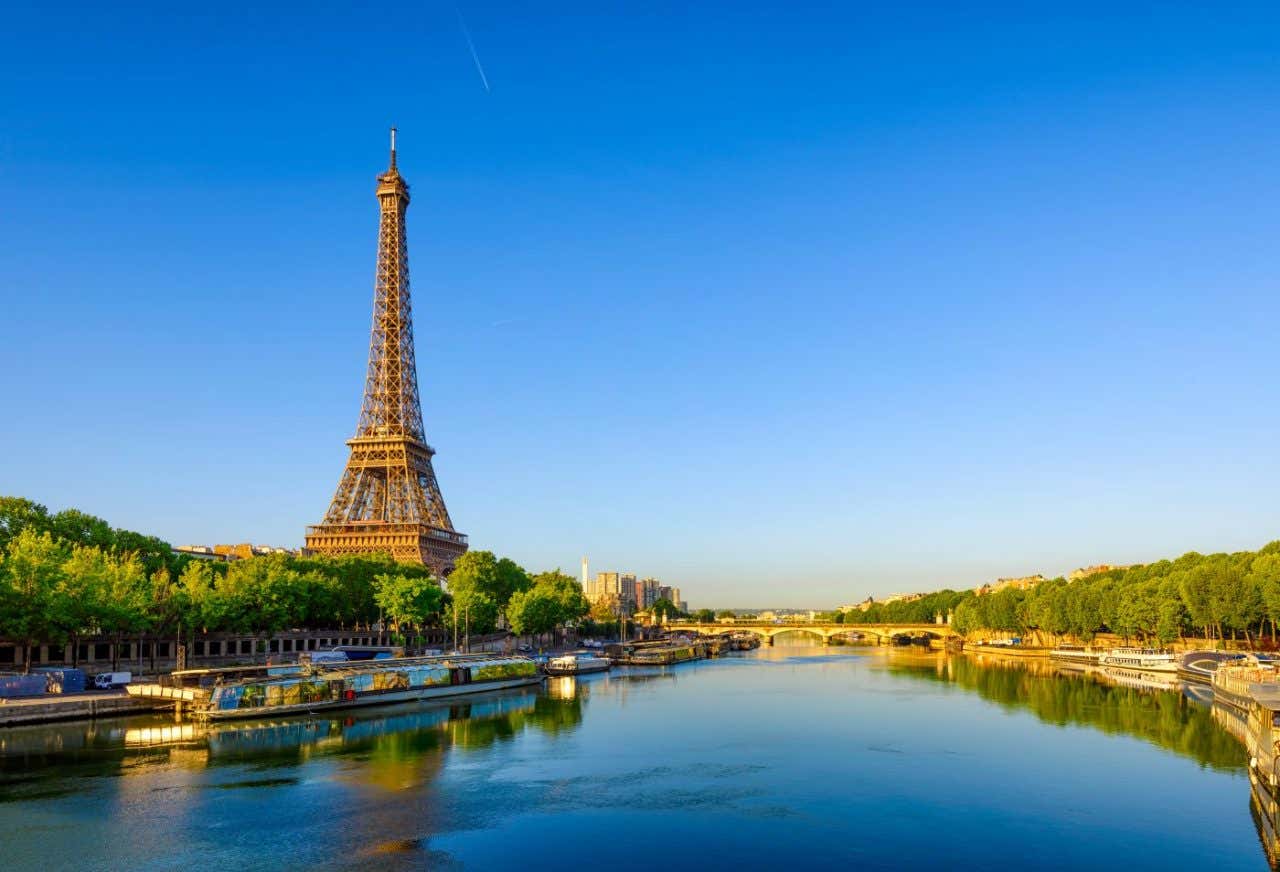 El río Sena con la vista de la Torre Eiffel al fondo al atardecer