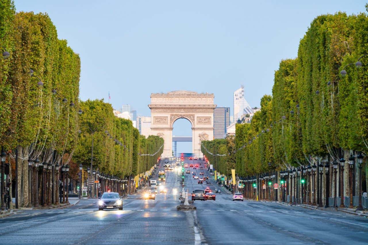 Campos Elíseos con el Arco del Triunfo al fondo