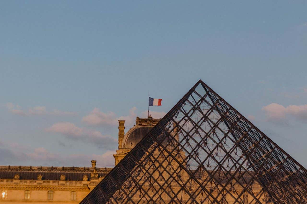 La punta de la pirámide del Museo del Louvre durante el atardecer