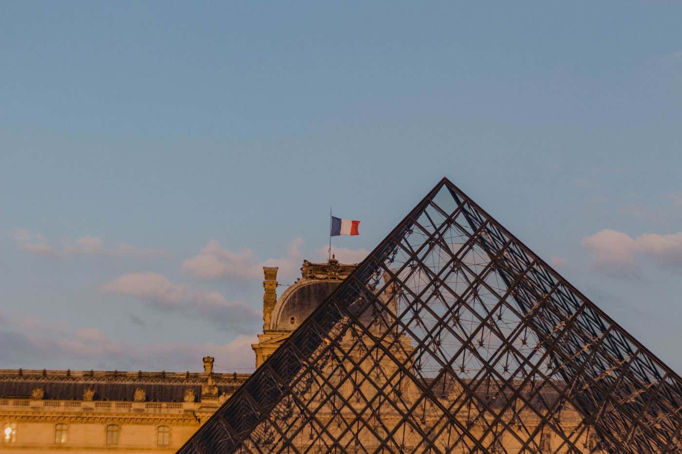 La cima della piramide del Museo del Louvre al tramonto