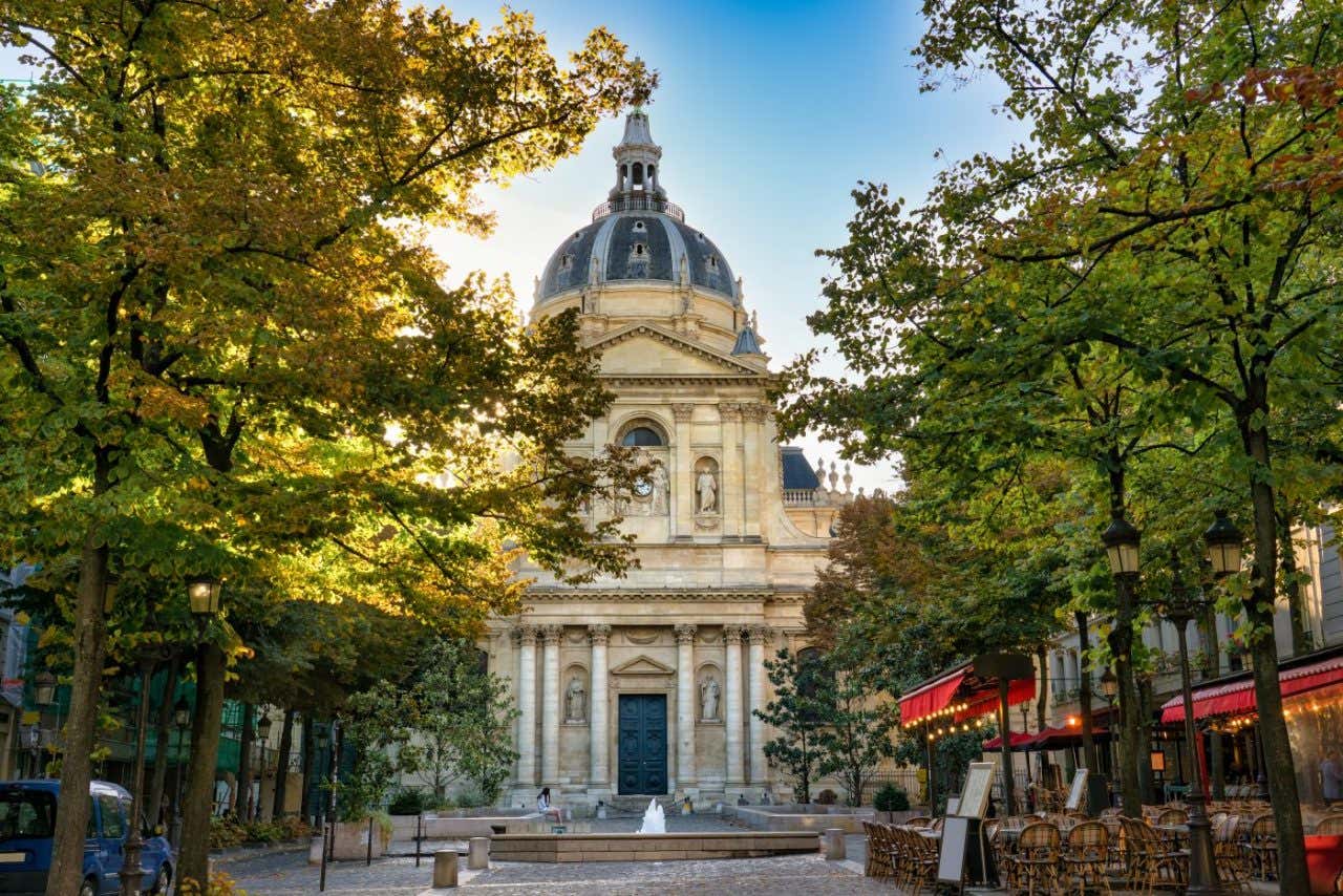 Una callejuela rodeada de árboles y edificios históricos en París