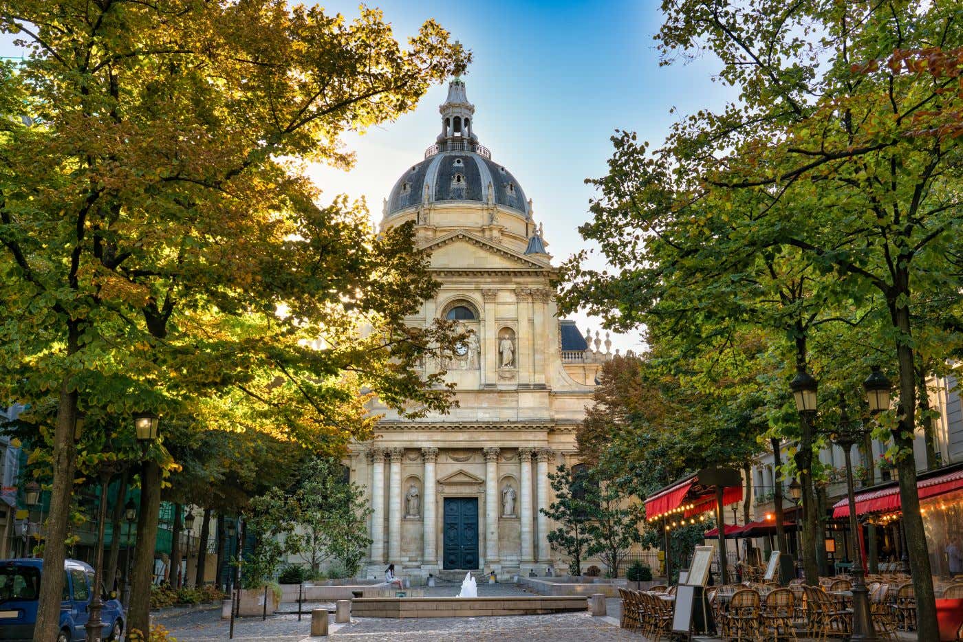 Un vicolo circondato da alberi ed edifici storici a Parigi