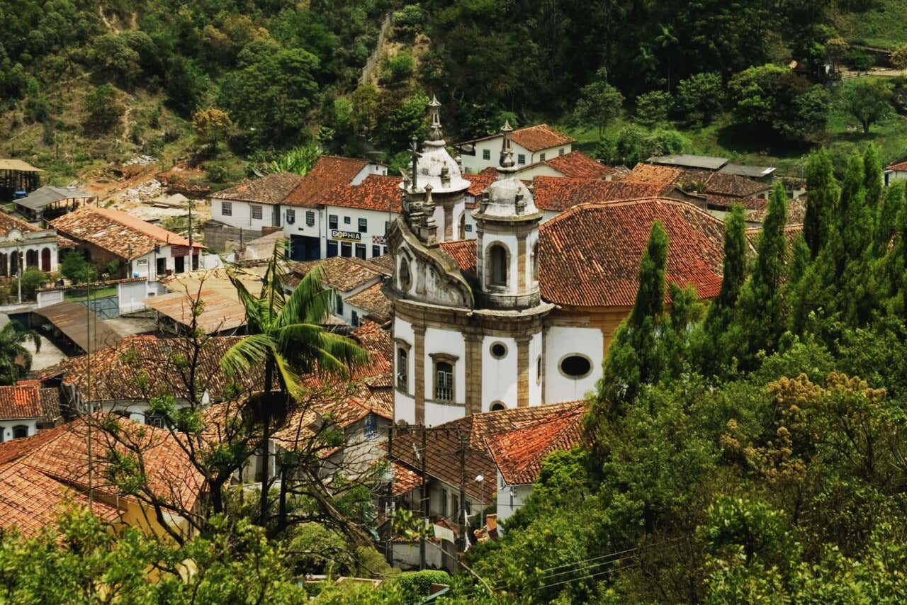 Igreja de Nossa Senhora do Rosário dos Pretos sobressaindo entre as casas de Ouro Preto