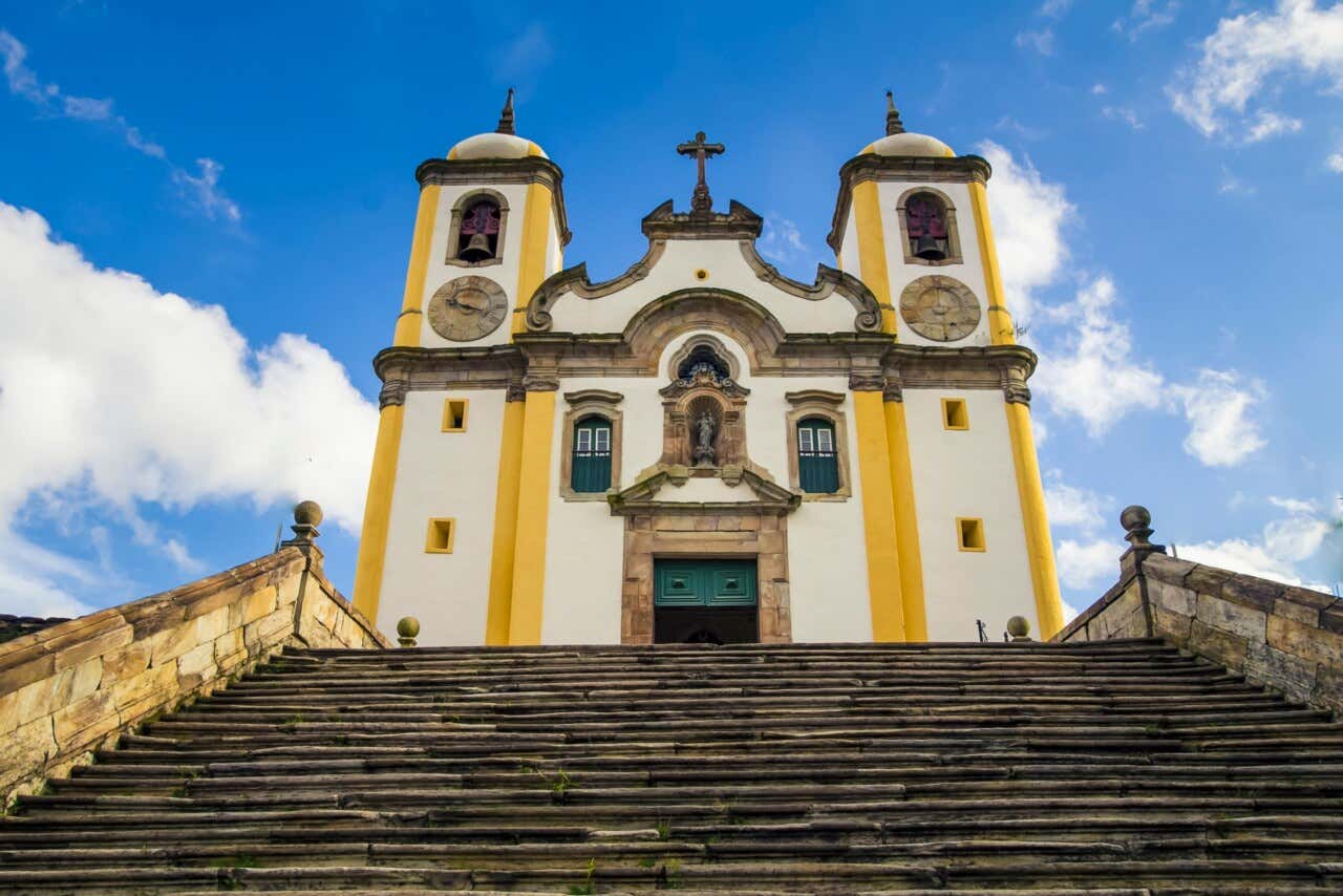Escadaria que leva a fachada da Igreja de Santa Efigênia 