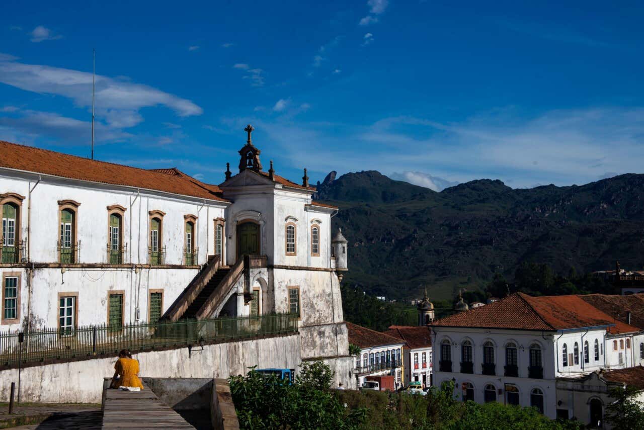 Museu de Ciência e Técnica da Escola de Minas com as serras ao fundo