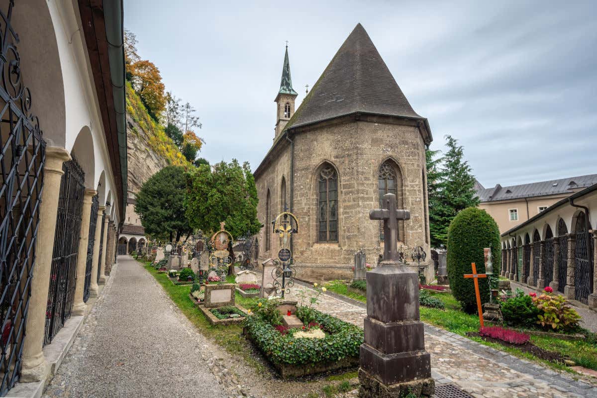 Una abadía construida en piedra en mitad de un cementerio de pequeño tamaño