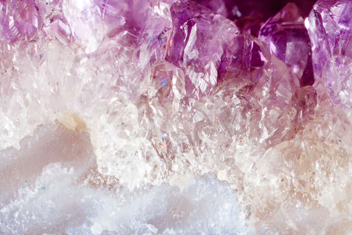 Detalle de una amatista morada y blanca