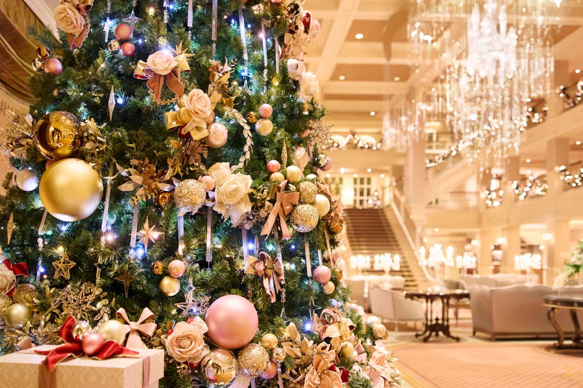 Árbol de Navidad situado en el hall de un hotel