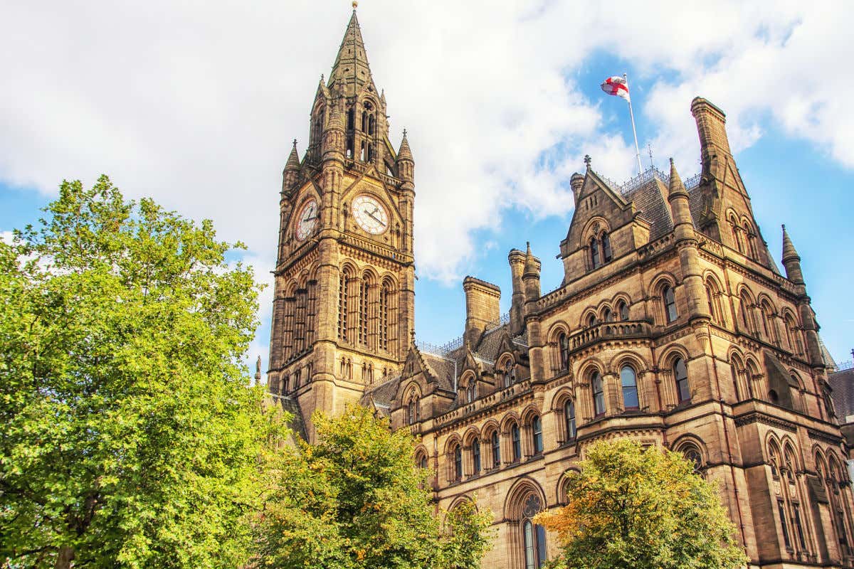 Ayuntamiento de Mánchester, un edificio de piedra de estilo medieval que destaca por su alta torre con un reloj analógico