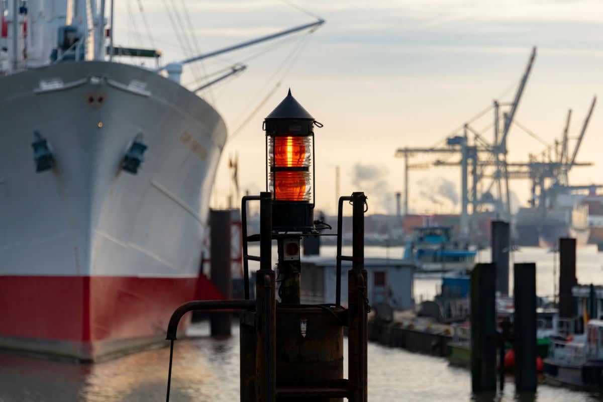 Un barco de grandes dimensiones atracado en el puerto de Hamburgo