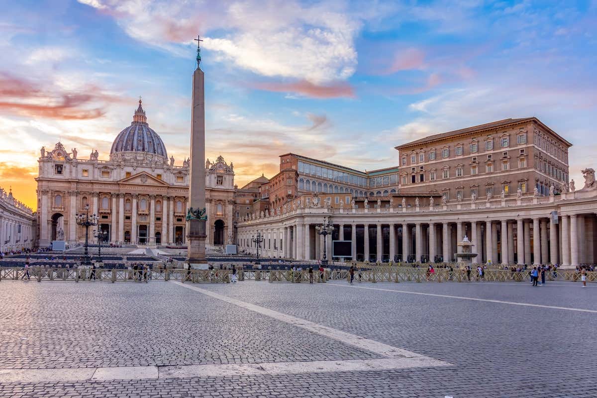 Vista lateral de la Basílica de San Pedro, Vaticano, al atardecer