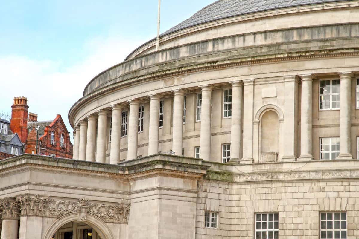 Fachada de la Biblioteca Central de Mánchester, un edificio de forma cura con numerosas columnas en su segundo piso