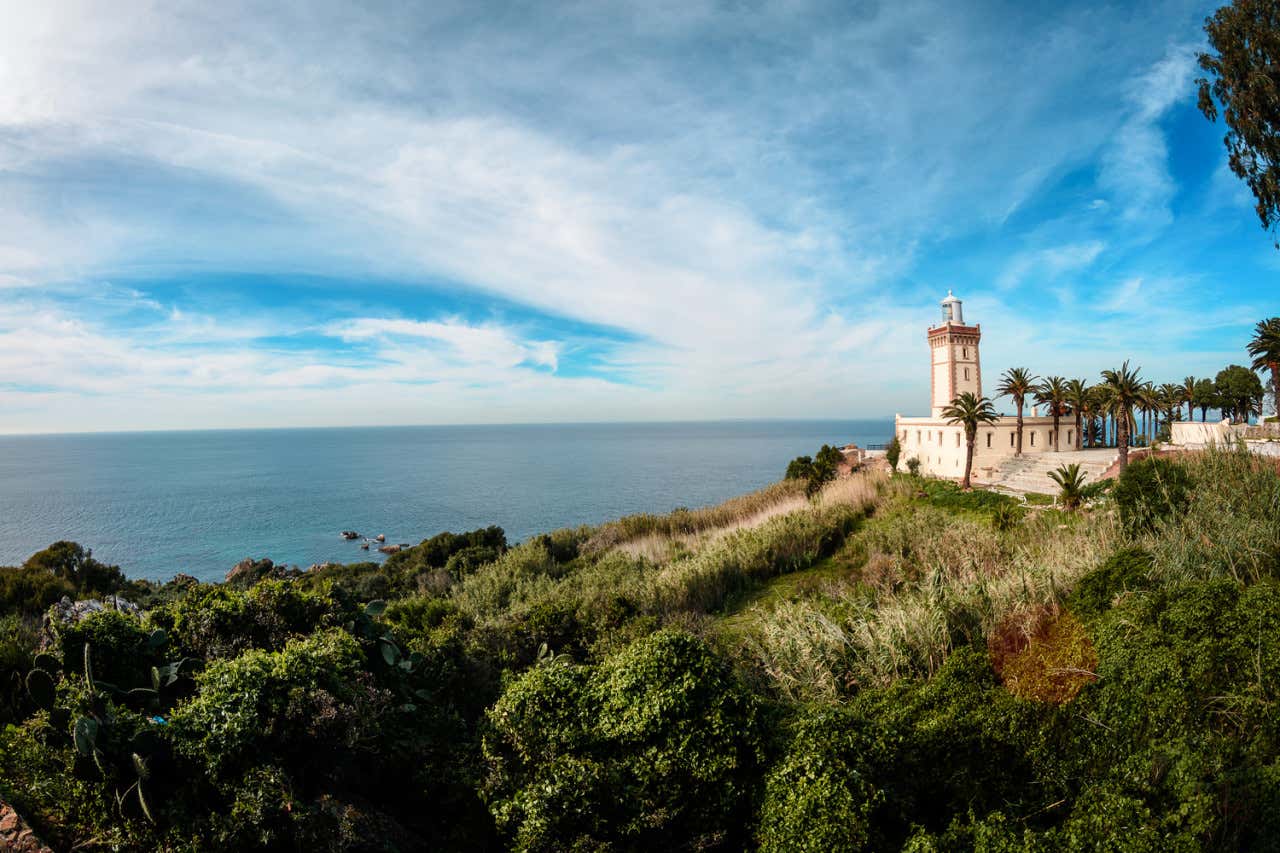 Cabo Espartel con el mar y algunas nubes de fondo