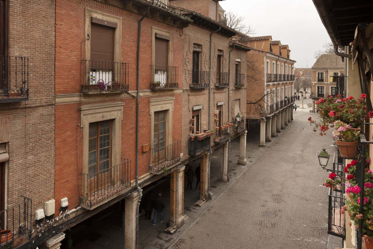 Soportales de una calle empedrada sin gente