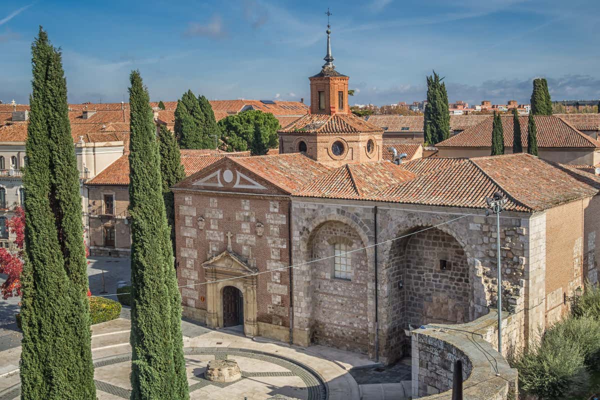 Vista aérea del exterior de una capilla, con un torreón en su parte posterior