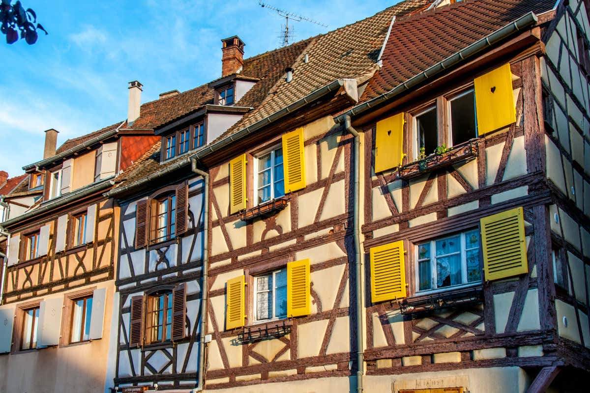 Tradicionales casas alsacianas de entramado de madera y fachadas de vivos colores en Colmar