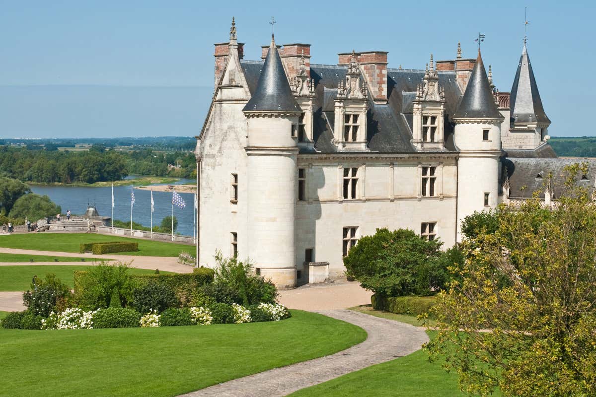 Fachada de un castillo de estilo francés, con el cauce de un río de fondo