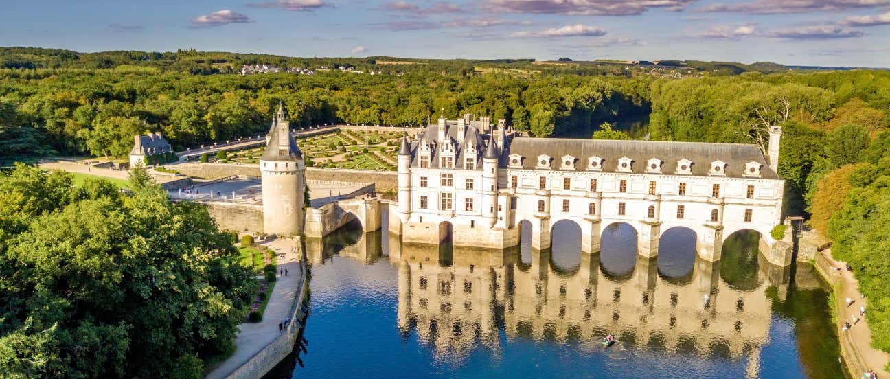 Vista aérea del castillo de Chenonceau, cuyos arcos cruzan un río a modo de puente
