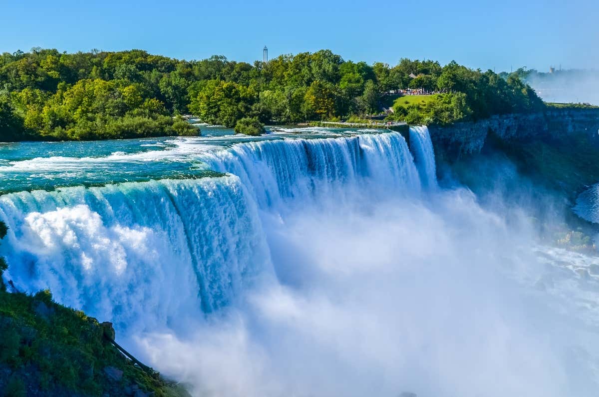 Vista de las cataratas del Niágara en un día despejado, uno de los lugares que ver en Toronto