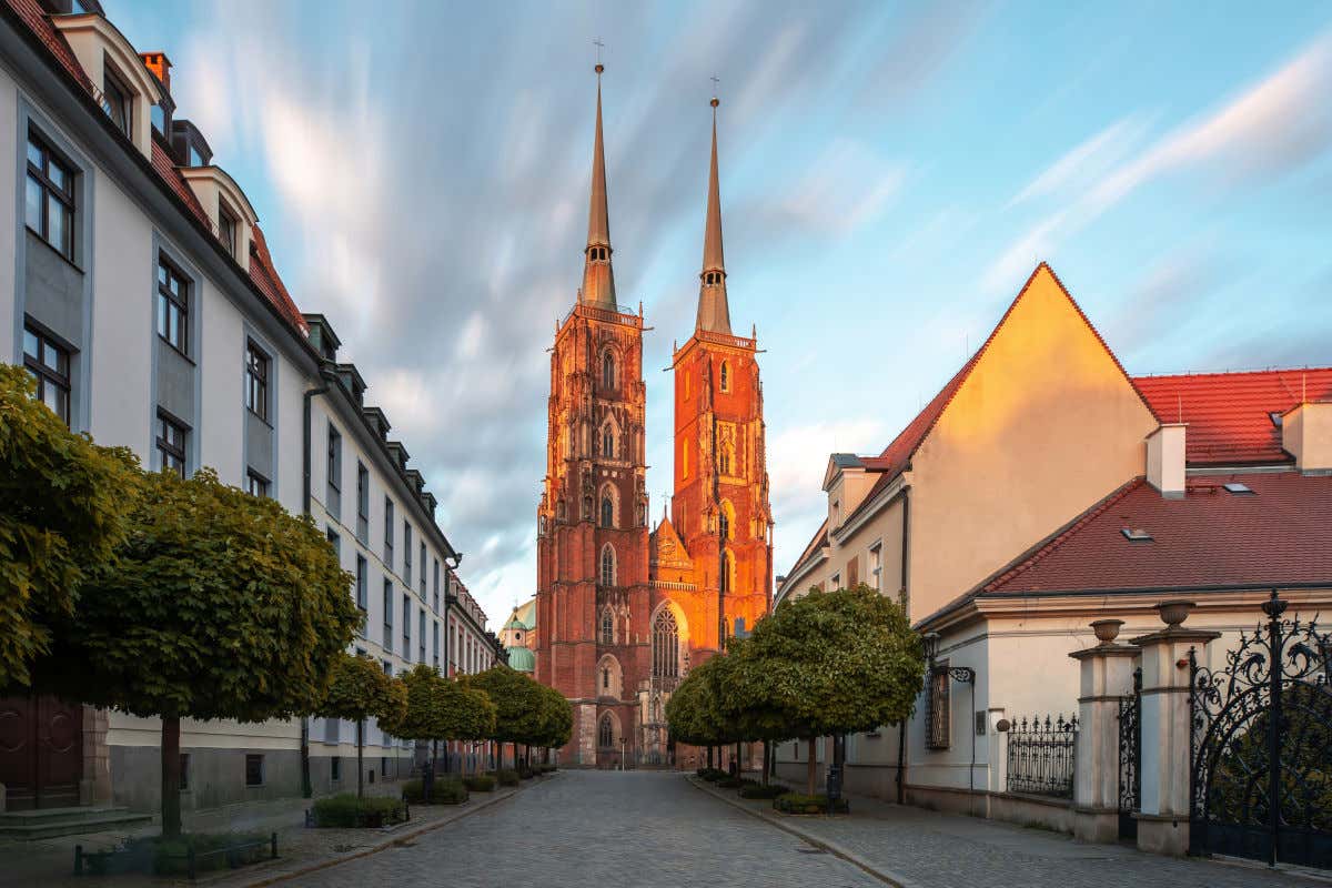 La catedral de Breslavia, con sus dos torres de ladrillo, al final de una calle empedrada