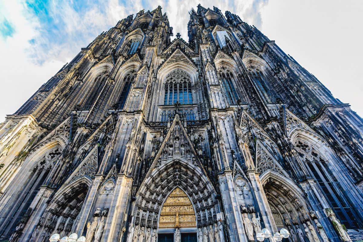 Fachada de la catedral de Colonia con sobrecargada decoración escultórica y dos gigantescas torres verticales