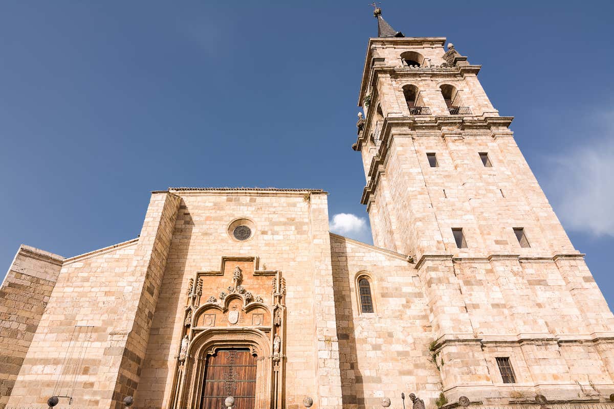 Fachada de una catedral, con un torreón en su parte derecha