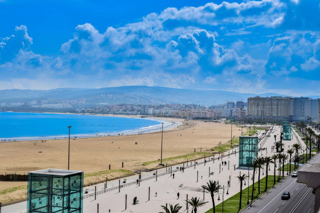 Vista panorámica de la Corniche y la playa, uno de los lugares que ver en Tánger
