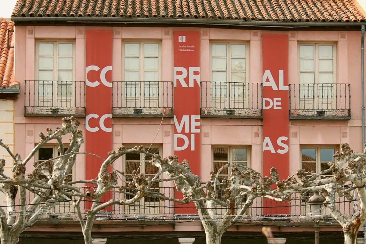 Fachada de un teatro con un letrero que pone Corral de Comedias