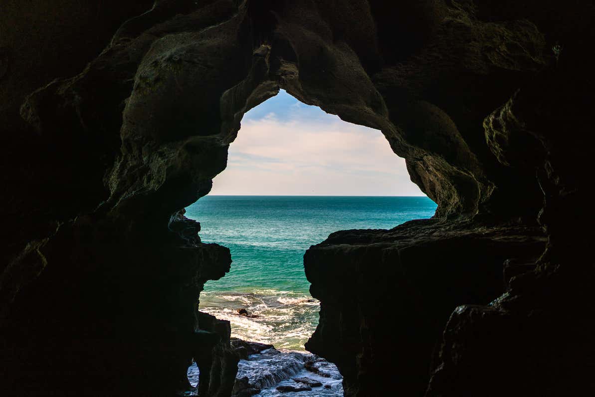 Cuevas de Hércules con la abertura en forma de África por donde se ve el mar