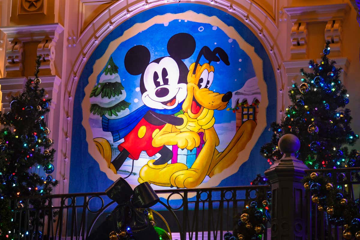 Decoración navideña del parque Disneyland de París, en la que se muestra un mural del ratón Mickey del perro Pluto abrazados