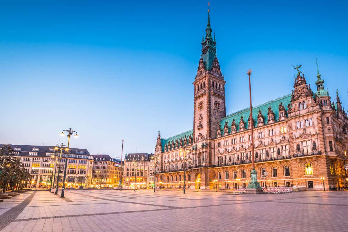 Fachada del Rathaus o Ayuntamiento, un monumento imprescindible que ver en Hamburgo, que destaca por su alta torre del reloj