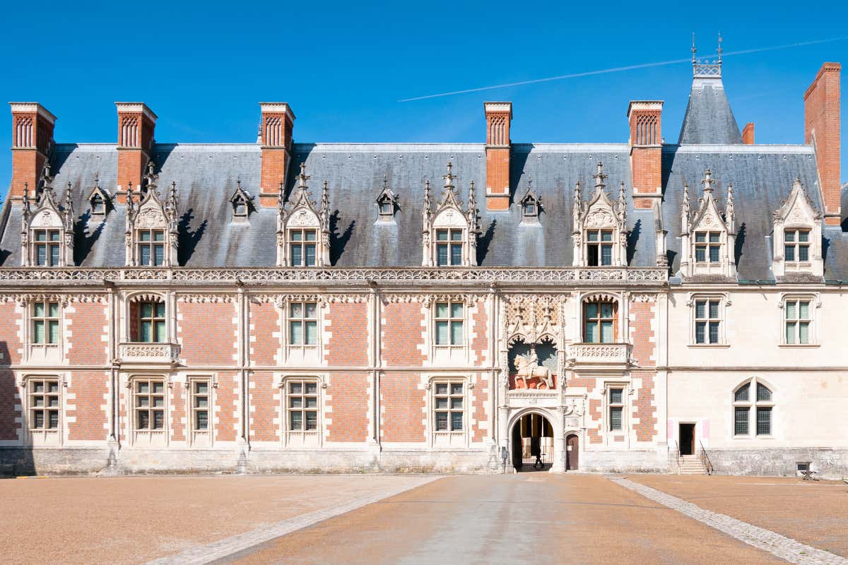 Fachada de un palacio renacentista francés, con una escultura ecuestre en su parte frontal