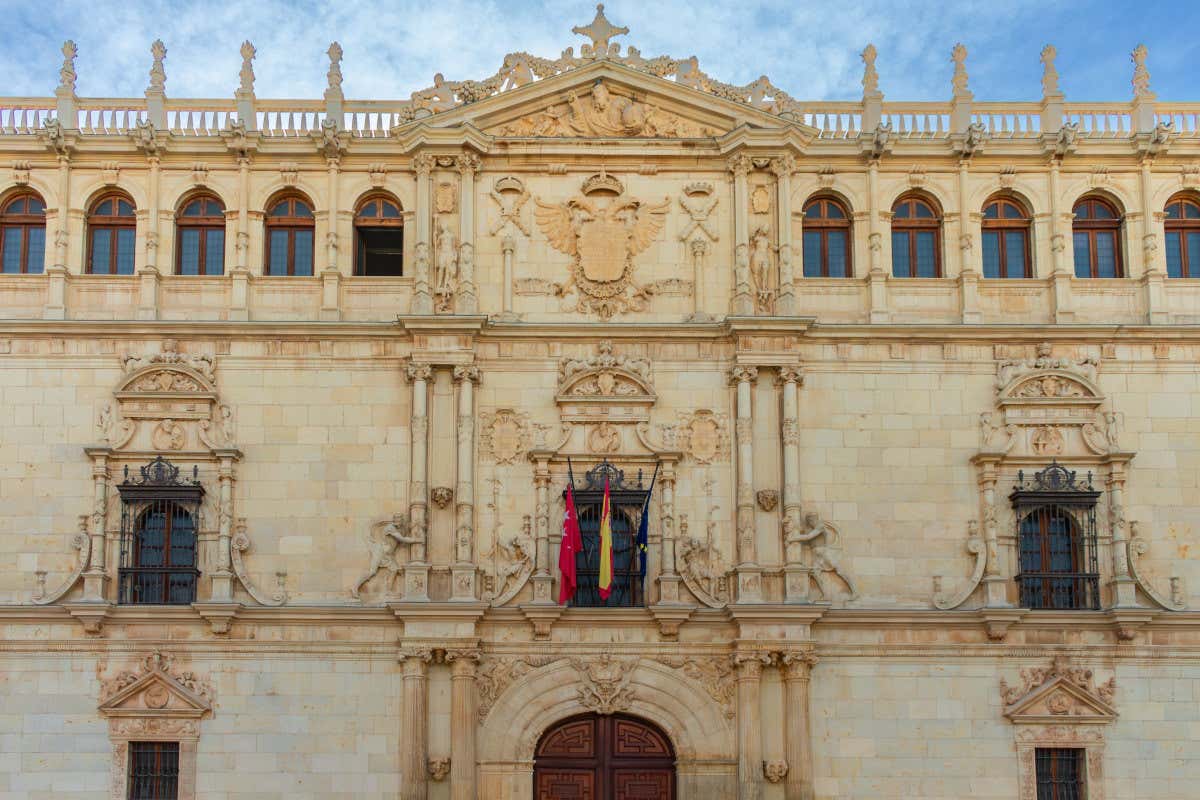 Fachada plateresca de la Universidad, uno de los lugares que hay que ver en Alcalá de Henares