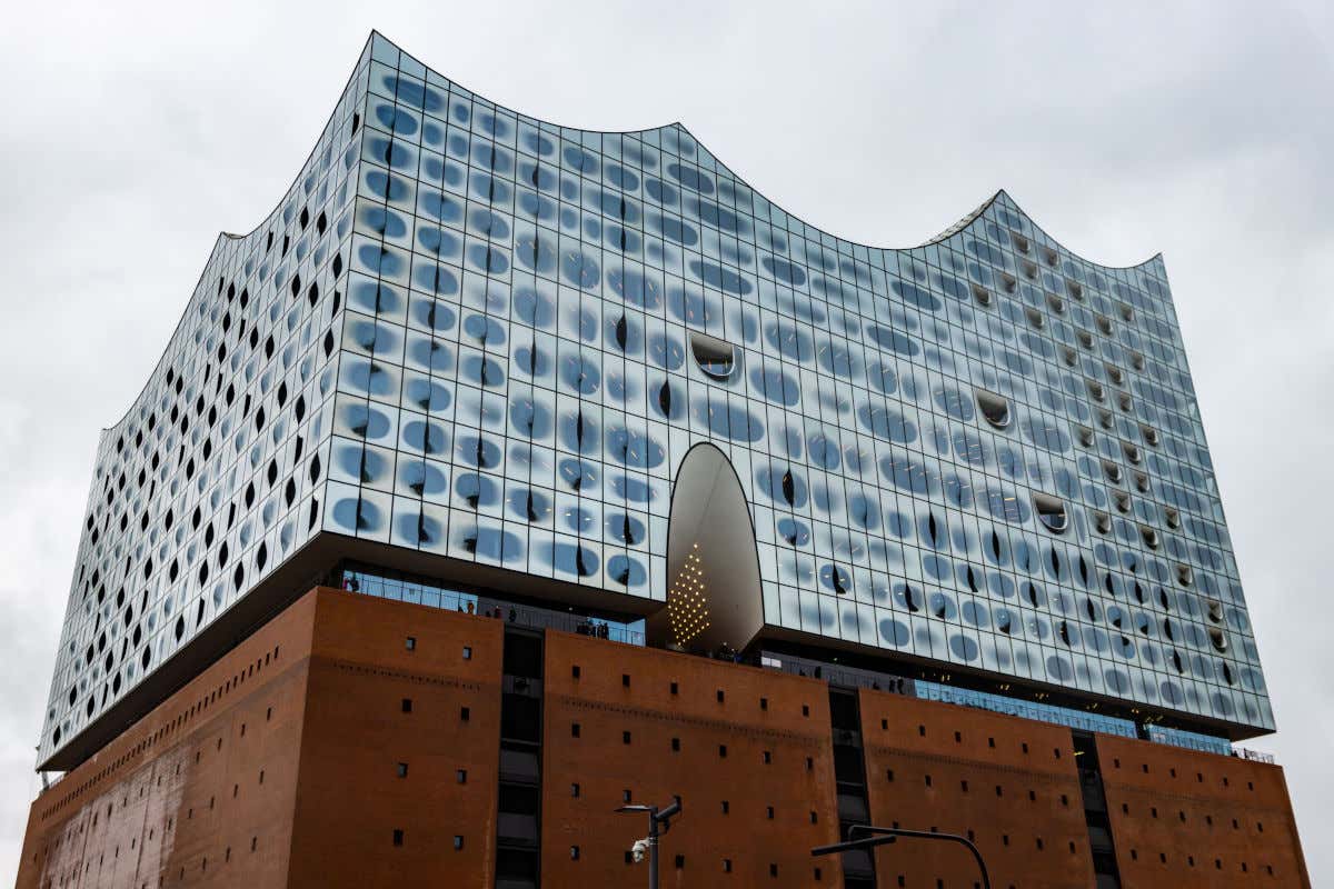 La Filarmónica de Hamburgo, un edificio cuadrado que combina el ladrillo con varias vidrieras y formas curvas