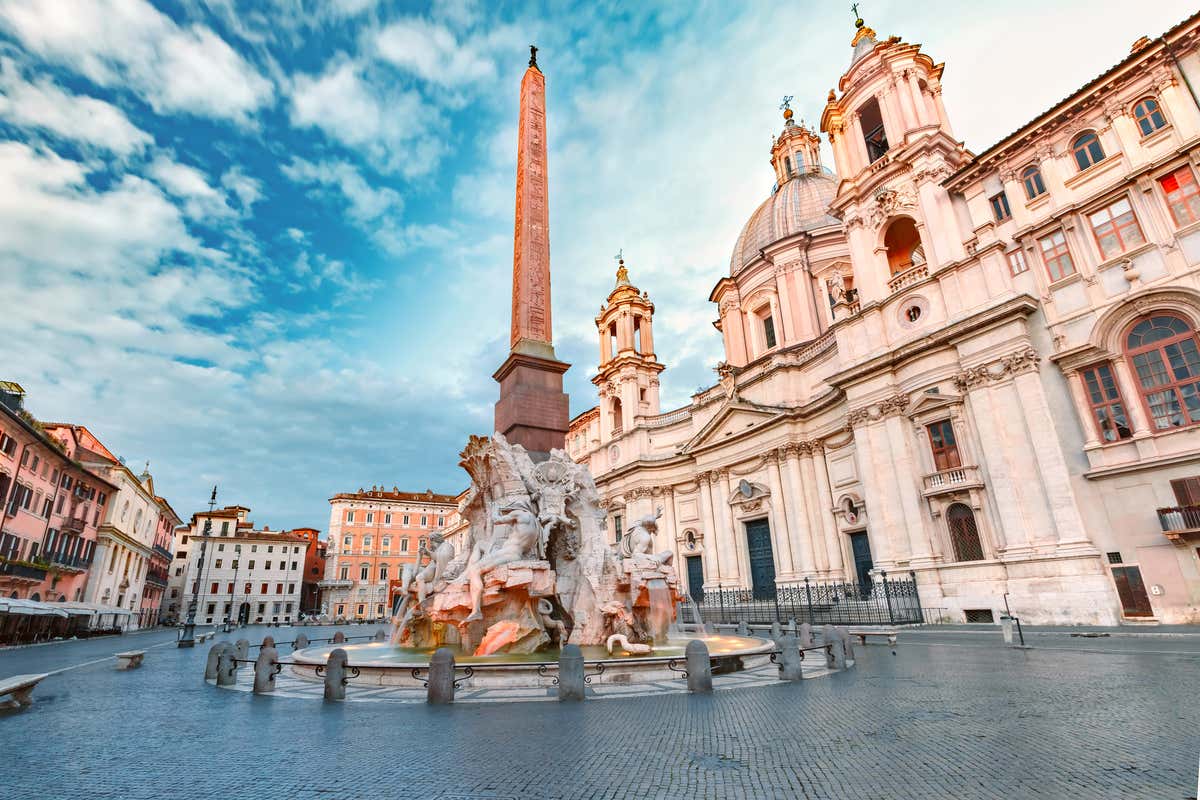 Detalle lateral de la Fuente de los Cuatro Ríos ubicada en la Piazza Navona de Roma con algunas nubes de fondo
