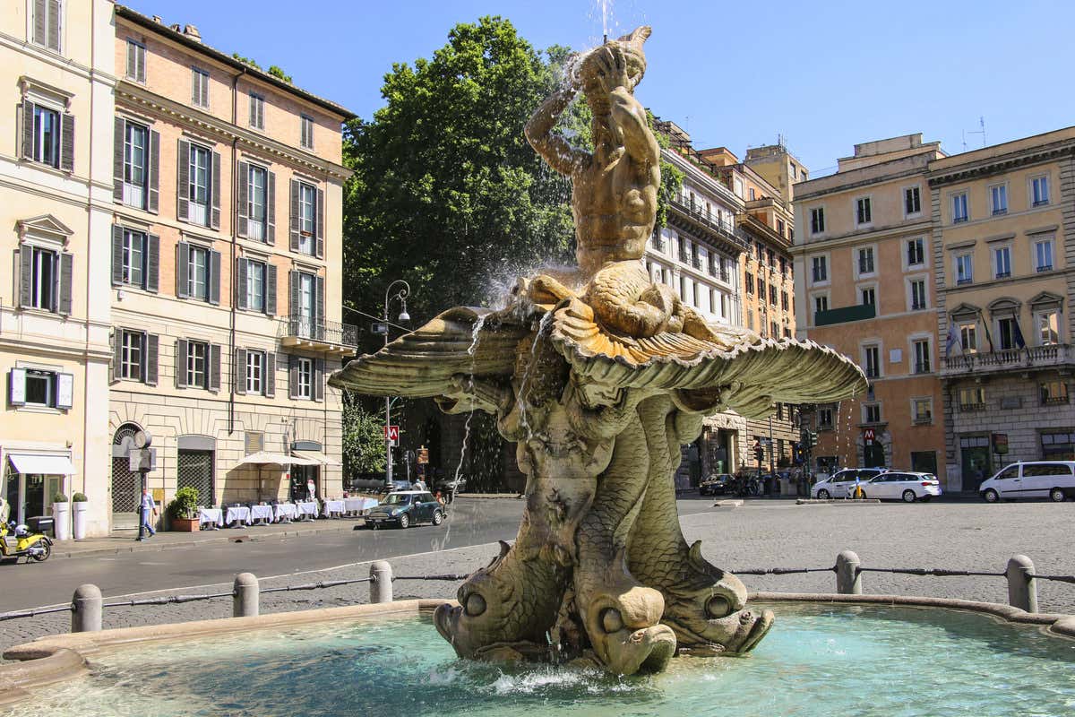 Detalle de la Fuente del Tritón en la Piazza Barberini en un día despejado